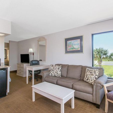 Days Inn & Suites By Wyndham Navarre - Near Beaches Hurlburt Exterior photo