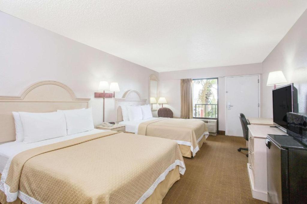 Days Inn & Suites By Wyndham Navarre - Near Beaches Hurlburt Exterior photo