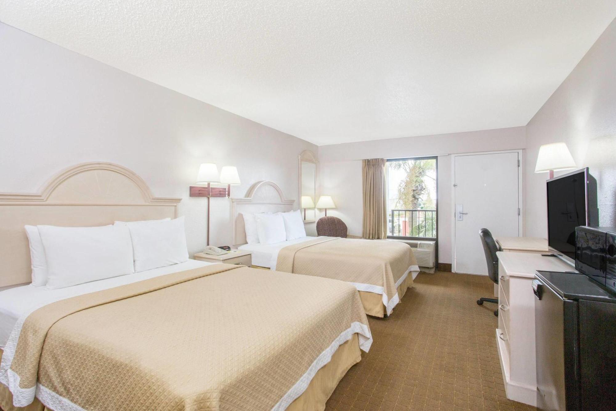 Days Inn & Suites By Wyndham Navarre - Near Beaches Hurlburt Exterior photo