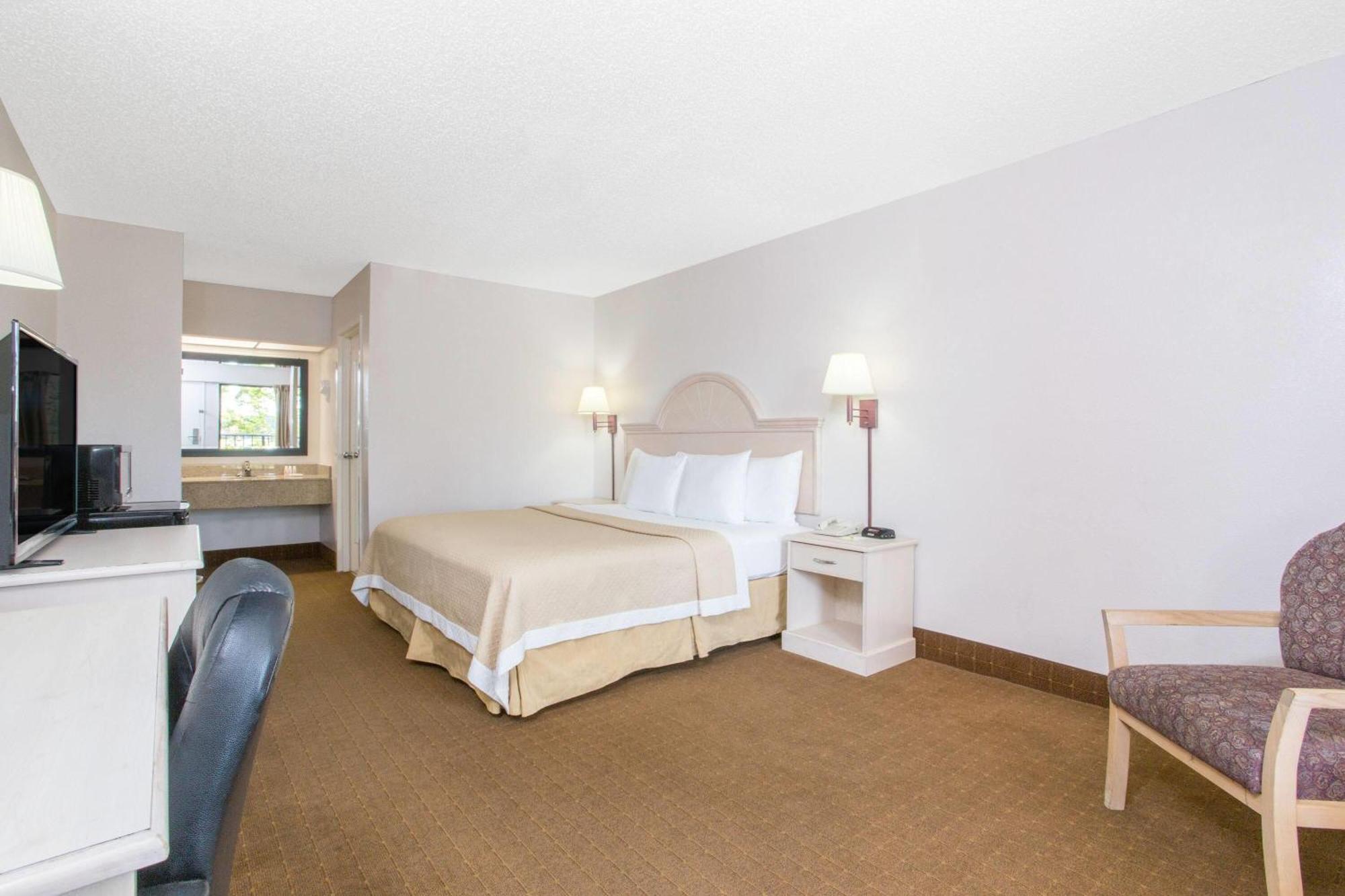 Days Inn & Suites By Wyndham Navarre - Near Beaches Hurlburt Exterior photo