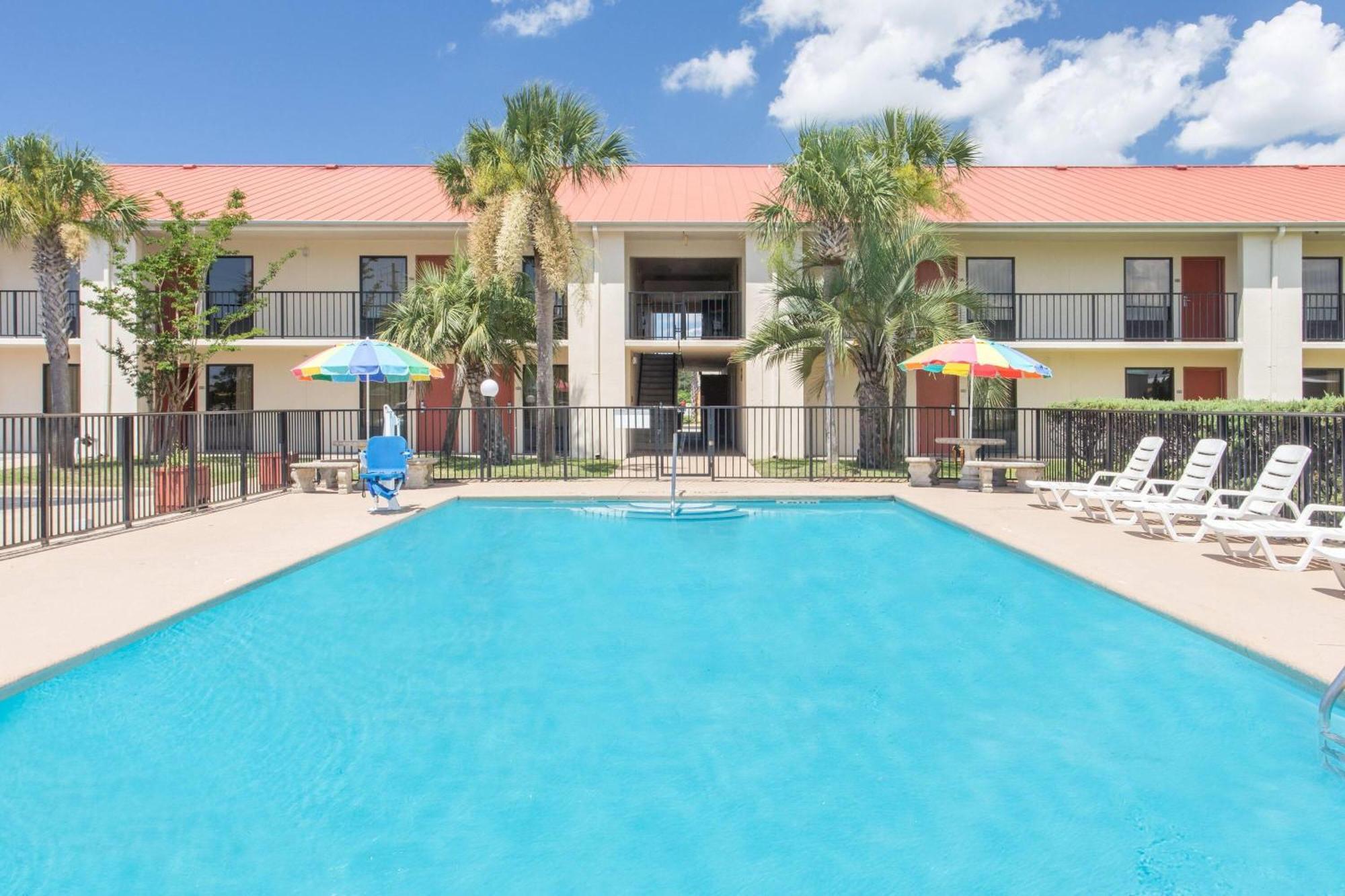 Days Inn & Suites By Wyndham Navarre - Near Beaches Hurlburt Exterior photo