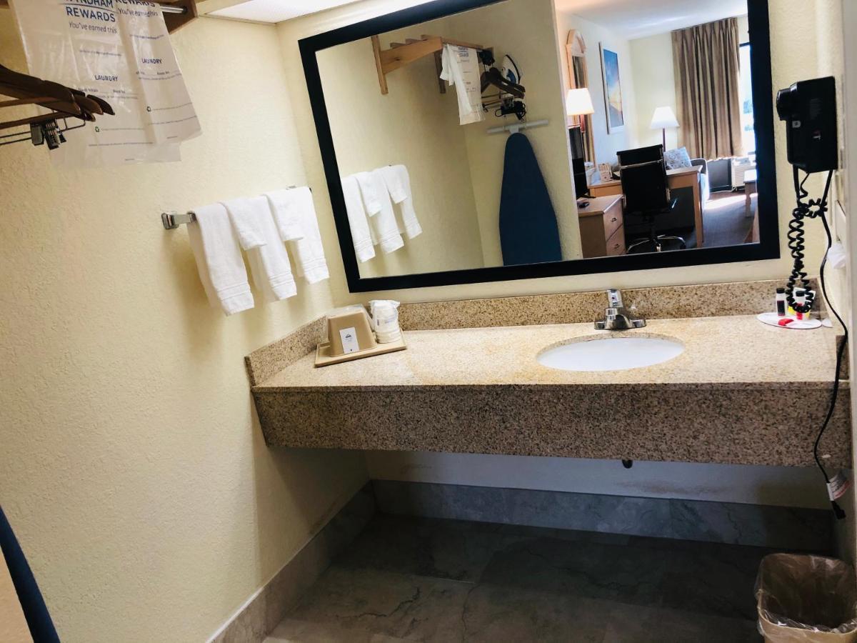 Days Inn & Suites By Wyndham Navarre - Near Beaches Hurlburt Exterior photo